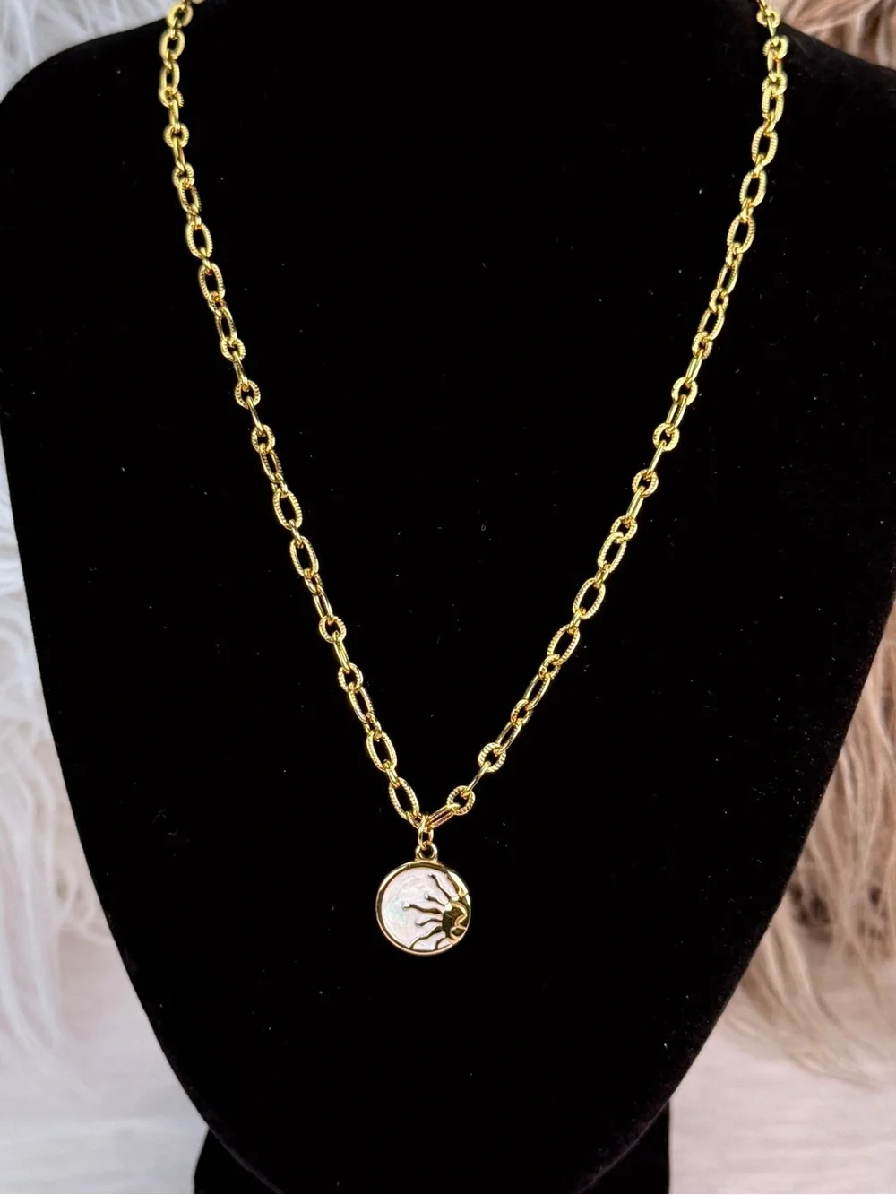 K18 Stamped Gold Tone Sun Medallion Pendant Necklace Textured Link Chain
